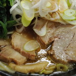 ラーメン 三亀 - 巨大なチャーシュー