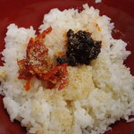 ラーメン 三亀 - ご飯に薬味。唐辛子、牛肉ラー油、刻みニンニク、すりごま掛け