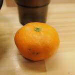 ラーメン 三亀 - 伊豆から送ってきたというミカンをいただいた