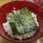 ラーメン 三亀 - ご飯に海苔。大きく見えないかもしれないけど...以下同文