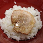 ラーメン 三亀 - ご飯にチャーシュー。チャーシューは大きく見えないかもしれないけど、ご飯の器がどんぶりサイズ