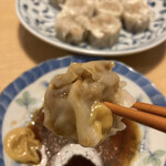 マルエツ - 焼売にソース&カラシをディップ