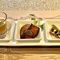 素敵亭 - 付き出し3点盛り。人参のムース、ローストビーフトリュフ添え、炙りマグロの生ハム巻きキャビア添え。