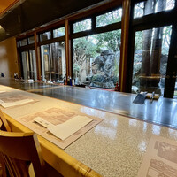 素敵亭 - 滝の流れを眺めながらいただける席。