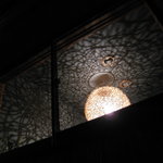 あごはち - 外から店内を見て。照明が良い雰囲気です。