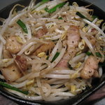 あごはち - 豚もやし鉄板550円