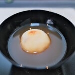 日本料理 TOBIUME - お正月が近いので、お雑煮仕立てで渡り蟹の身をたっぷり包んでお餅。渡り蟹の出汁でお椀。