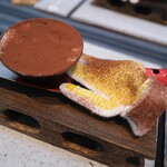 日本料理 TOBIUME - 紅はるかの焼き芋入りティラミス。「芋掘り」というネーミングで出されたデザート。遊び心で手袋とスコップを添えて♫