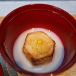 日本料理 TOBIUME - 揚げた海老芋。利尻昆布で出汁とりした白味噌のお椀。揚げ方が軽く、ワザあり！