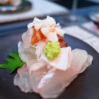 日本料理 TOBIUME - お造りは炭火で炙った伊勢海老と手前にヒラメ。