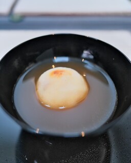 Nihon Ryouri Tobiume - お正月が近いので、お雑煮仕立てで渡り蟹の身をたっぷり包んでお餅。渡り蟹の出汁でお椀。