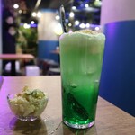 Izakaya Kacchan - メロンクリームソーダサワー(650円)・お通しのポテサラ(300円)