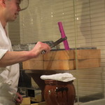 広尾 一会 - 炭を調節しているご主人。