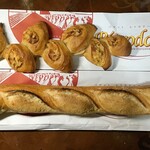 VIRON 丸の内店 - バゲット・レトロドール(下) エピ・ラルドン(上)