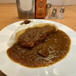 七條 - 鹿児島黒豚ロースカツカレー
            見た目にも高級感漂う欧風カレー、香りが誠に良いです♪
            一口いただくと、スパイシーさに溶け込んだ野菜の甘味が口に拡がり、これは美味しい洋食屋さんのカレー♪