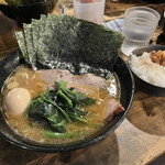 家系ラーメン クックら - かためおおめ海苔味玉ライス　うめえ