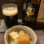 鶏's - 鶏's(エビスブラック、お通しのおでん)