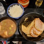 つけ麺無心 - 豚骨つけ麺(並), 炙りチャーシュートッピング, ライス(中)