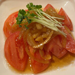 鶏's - 鶏's(自家製玉ねぎドレッシングのトマトサラダ)