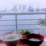 湾岸食堂 - 憧れの東京湾を眺めながらのテラスランチ