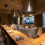 蔘鶏湯人ルはなれ - 釜を取り囲むカウンターの店内