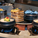 蔘鶏湯人ルはなれ - 目の前の釜でグツグツ湯気がキレイです。