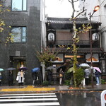 神田まつや - 雨の日の並び