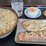 灸まんうどん - かけうどん(大)、レンコンの天ぷら、ちくわ天、おにぎり、サービスの灸まん