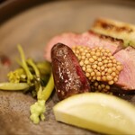 鳥田中 - 流石のお兄さんの盛り付け。七谷鴨、ハツ