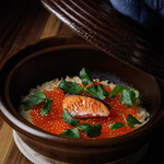 Parent-child earthenware pot rice with salmon harasu and salmon roe