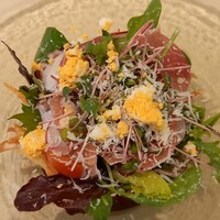 シトロニエ - じゃがいもを揚げて作った器に数種類のサラダ、蛸、ゆで玉子などを崩しながら頂く。
