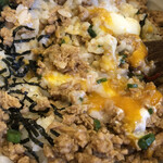 元祖やきとり串八珍 - 鶏そぼろ丼の撹拌後アップ