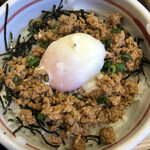 元祖やきとり串八珍 - 鶏そぼろ丼に温玉を乗せました