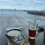 LEGAL SEA FOODS - 海の向こうはボストンローガン空港