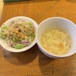 川菜館 - セットのサラダとスープ