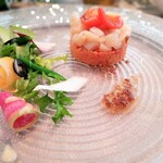 ザ･ヒルサイド神戸 - オードブル　貝柱のマリネとトマトのサラダ　※イカのマリネの代替料理