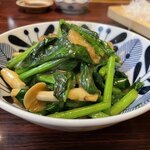 丸千葉 - レン草と牡蠣のバター炒め。冬の人気メニュー♪