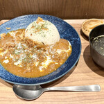 立飲みビールボーイ - 本日のカレー=ハヤシライス