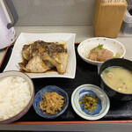 福魚食堂 - 鯛のあら炊き（刺身付き）定食900円