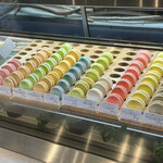 FUSE - たーくさんのマカロン　ひとつ320円　幸せになれるよ