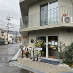 FUSE - お店の入り口、左手の道の先がローソン、その先が京阪島の関駅