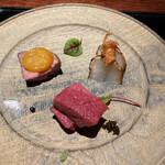 薪炭まだら - 本日の「主」役はこちら。蕪の蒸し焼き、豚肩ロース、黒毛和牛ランプ肉、見た目も美しい