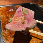 薪炭まだら - ピクルスは濃厚な中トロを中和してくれる