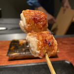薪炭まだら - 店主こだわりの大和肉鷄のオスの身にメスの皮を合体させると言う発想がそもそもおかしい(￣∇￣)パリッとジューシー！