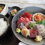 マルカツ - 今年最後の¥1,000のお刺身定食（いなだ、釣あじ、さば酢〆、赤貝、真鯛）、ホタテ・赤身・中トロ　今日もとってもおいしかったです！