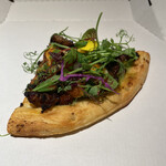 薪炭まだら - 広島県産猪肉を使ったピッツァだった〜、仕上げにパセリソースをかけて完成
