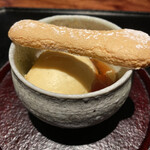 薪炭まだら - バニラアイスとフィンガービスキュイ、仕上げに極甘のリキュールマスカットをかけてますよ