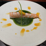 薪炭まだら - ほうれん草の海の中を泳いでいる天使の海老、パプリカオイルが名アシスト