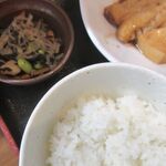 となりの食堂 - なかなか画になりにくいお盆左