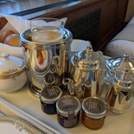 山の上ホテル - フレッシュオレンジジュース、珈琲、パン3種類＆バター＆ジャム
